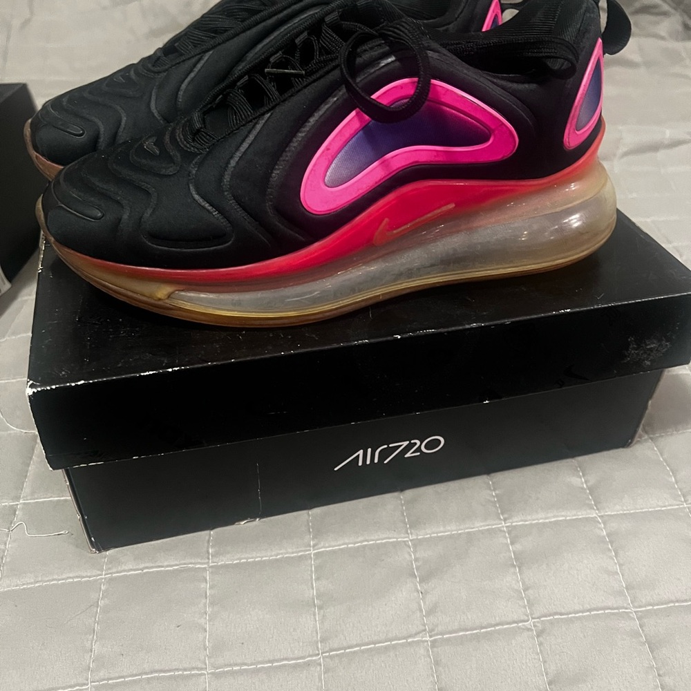 Nike Air Max 720 (GS) Black and Fuchsia.